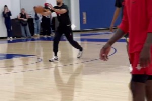 杜兰特右膝贴满护具，走路看上去感觉不会一瘸一拐了！